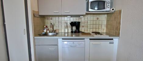 Kühlschrank, Mikrowelle, Geschirrspüler