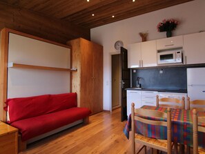 Interior - Cozy Studio with Balcony for 4, Prime Location, Ski-in/Ski-out - Alpe d'Huez (Huez)