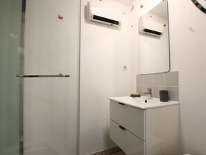 Bathroom - Spacious house in Bricquebec, pets allowed, private garden (Bricquebec)