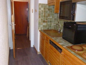 Microwave, oven, dishwasher, coffee/tea maker