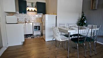 Frigorífico, microondas, horno y cafetera o tetera