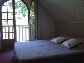 2 bedrooms, free WiFi - Charming Cottage in Cambernon - Fireplace, Enclosed Garden, WiFi, Sleeps 4 (Cambernon)