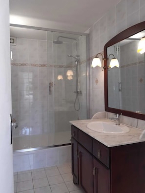 Douche, serviettes fournies