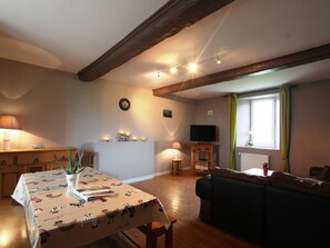 TV, fireplace - Spacious Family Retreat with Garden, BBQ, and Fireplace – Pets Welcome! (La Haye-du-Puits)