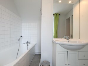 Bathroom - Spacious Family Retreat with Garden, BBQ, and Fireplace – Pets Welcome! (La Haye-du-Puits)
