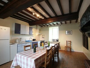 Fridge, microwave, dishwasher - Spacious Family Retreat with Garden, BBQ, and Fireplace – Pets Welcome! (La Haye-du-Puits)