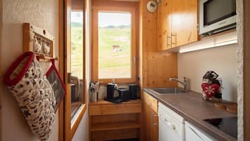 Frigorífico, microondas, lavavajillas y cafetera o tetera