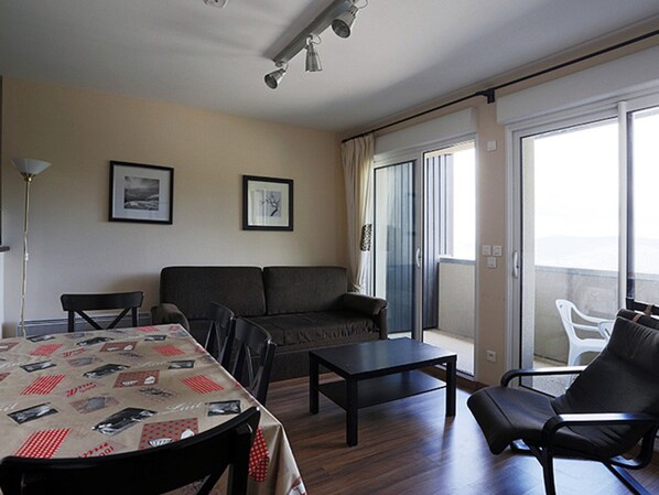 TV - Comfortable 2BR for 6, slopeside, parking, free Spassio access (Peyragudes)