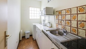 Coffee/tea maker, microwave, oven, stovetop - Cozy 1-Bedroom Apartment with Balcony, Parking, Near Center & Ski Lifts (Cauterets)