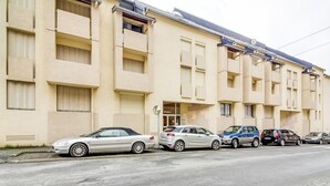 Exterior - Cozy 1-Bedroom Apartment with Balcony, Parking, Near Center & Ski Lifts (Cauterets)
