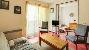 TV - Cozy 1-Bedroom Apartment with Balcony, Parking, Near Center & Ski Lifts (Cauterets)