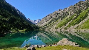 A mountain lake with clear water reflecting the surrounding peaks. - Cozy 1-Bedroom Apartment with Balcony, Parking, Near Center & Ski Lifts (Cauterets)