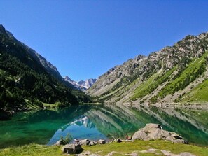Een bergmeer met helder water dat de omliggende toppen weerspiegelt.