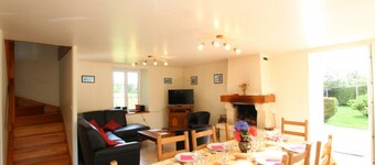 Spacious Home with Fireplace & Garden, Ideal for Families & Pets, WiFi, Near Bricquebec-en-Cotentin