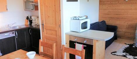 Een koelkast, een microgolfoven, een kookplaat, een vaatwasser