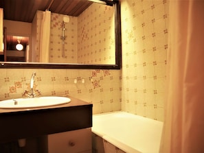Bathroom - Studio cabin at foot of slopes, balcony, parking, pets allowed (Auris)