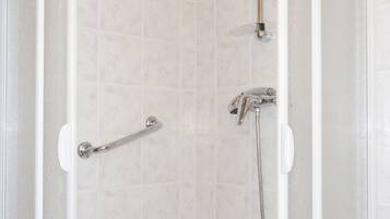 Een douche, handdoeken