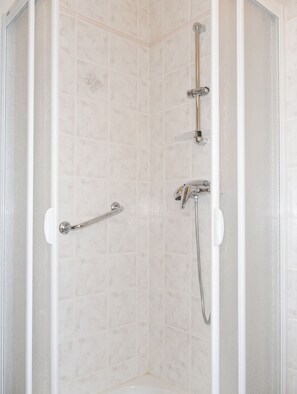 Douche, serviettes fournies