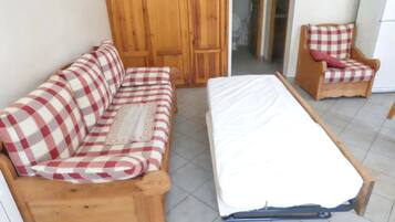 1 bedroom, iron/ironing board, internet