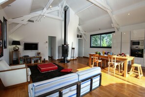 TV, fireplace, ping pong, stereo