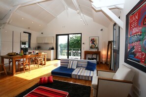 Télévision, cheminée, table de tennis de table, chaîne hi-fi