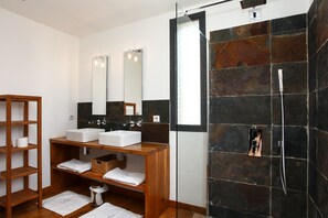 Dusche, Haartrockner, Handtücher