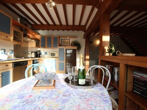 Een koelkast, een microgolfoven, een vaatwasser, een diepvriezer