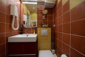 Een douche, een haardroger, handdoeken, zeep
