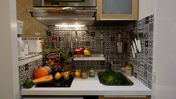 Refrigerador, microondas, parrilla de estufa y cafetera y tetera