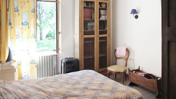 4 chambres, fer et planche à repasser, lit parapluie