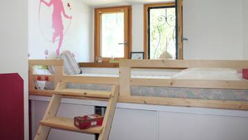 4 bedrooms, iron/ironing board