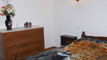 1 chambre, fer et planche à repasser, draps fournis