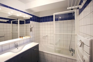 Baignoire, sĂšche-cheveux, serviettes fournies