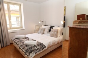 3 slaapkamers, een strijkplank/strijkijzer, gratis wifi, beddengoed