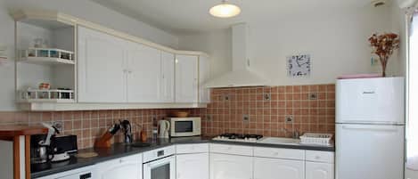 Réfrigérateur, four à micro-ondes, lave-vaisselle