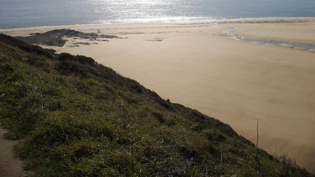A beach with a clear view of the ocean and a grassy area in the foreground. - Independent single-storey house near dunes, pets allowed (Les Moitiers-d'Allonne)