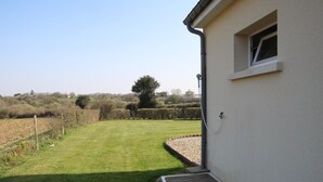 A building with a small window and a grassy yard. - Independent single-storey house near dunes, pets allowed (Les Moitiers-d'Allonne)