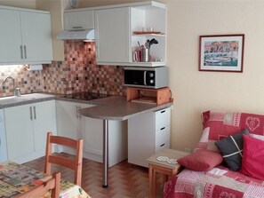 Refrigerador, microondas y parrilla de estufa 