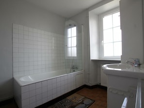 Bathroom - Spacious Family-Friendly Gite with Fireplace, Garden, & BBQ near La Haye (La Haye-du-Puits)