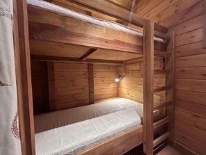 Room - Ski-in/Ski-out Studio with Mountain View, Sleeps 4, South-Facing Balcony (La Salle-les-Alpes)