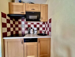 ثلاجة، ميكروويف، موقد طهي مسطح، غسالة أطباق