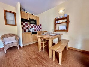 Dining - Ski-in/Ski-out Studio with Mountain View, Sleeps 4, South-Facing Balcony (La Salle-les-Alpes)