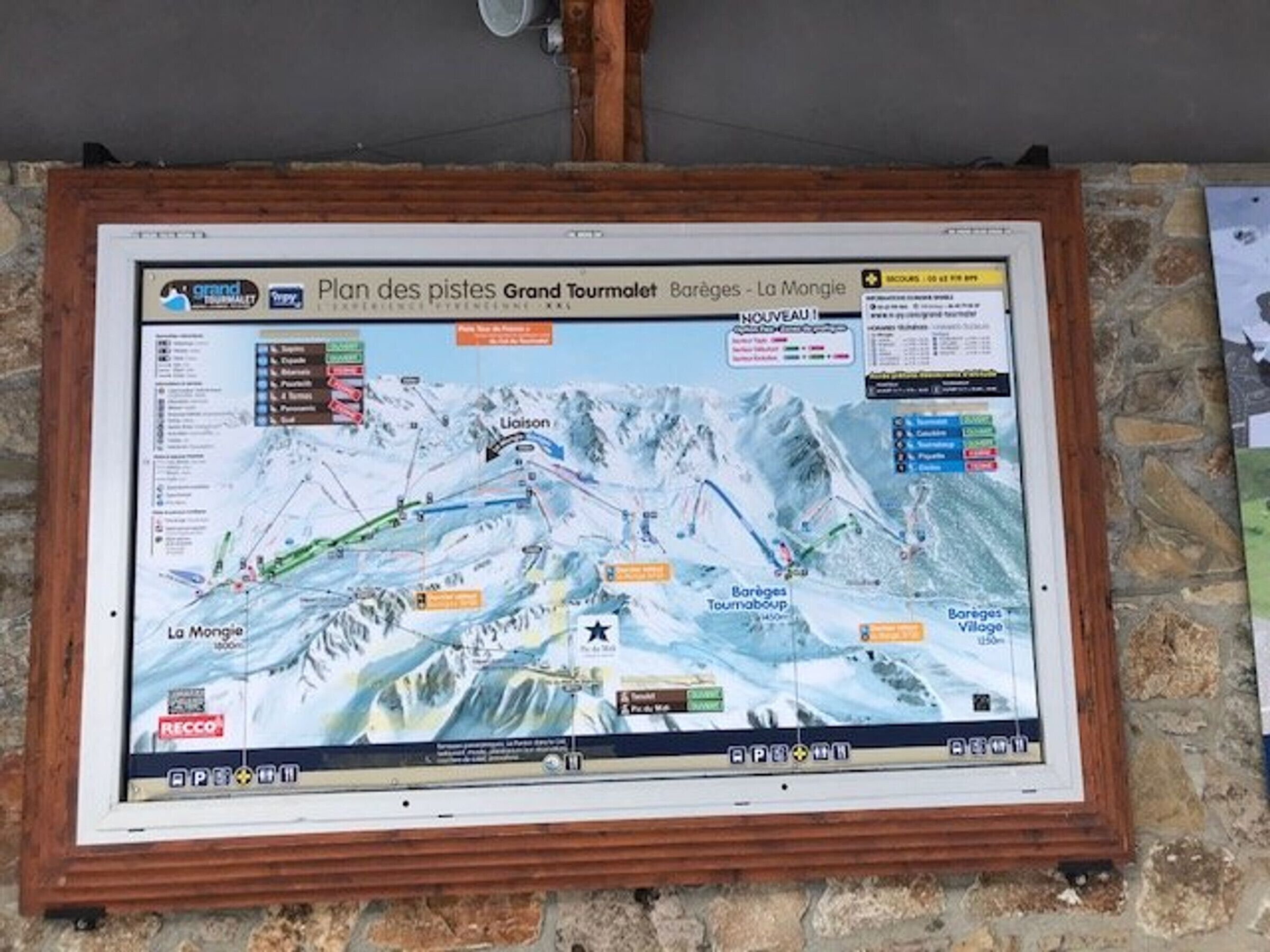 A ski resort map with marked ski runs and facilities.