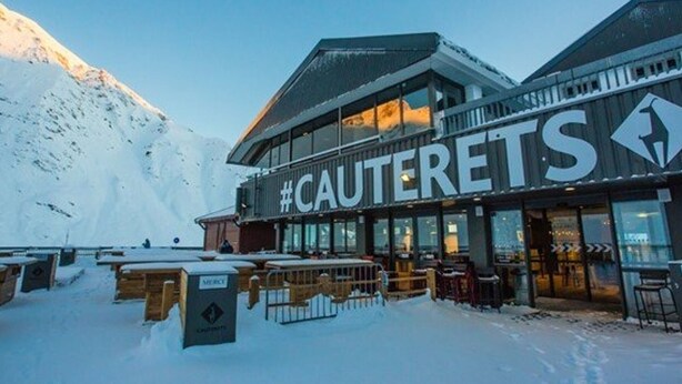 A hotel named "CAUTERETS" with a mountain backdrop. - Duplex 3-Room 6-Person with Balconies, Near Ski Lifts and Amenities, Heart of Cauterets (Cauterets)