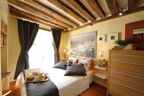 Coffres-forts dans les chambres, fer et planche à repasser