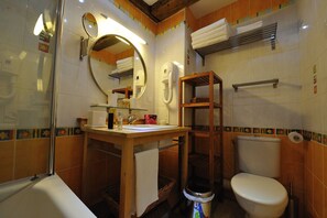 Baignoire, sèche-cheveux, serviettes fournies