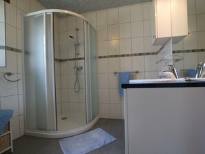 Bathroom - Peaceful semi-detached house in Sortosville-en-Beaumont (Sortosville-en-Beaumont)