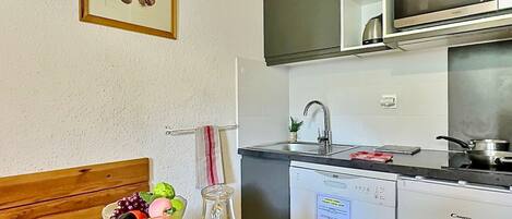 Réfrigérateur, micro-ondes, four, plaque de cuisson