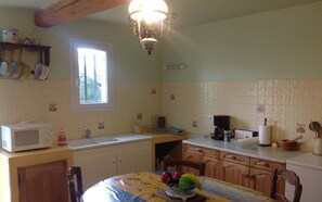 Micro-ondas, fogão, lava-louças, cafeteira/chaleira