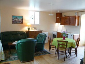 TV - Charming house with garden in Saint-Quentin-sur-le-Homme (Saint-Quentin-sur-le-Homme)